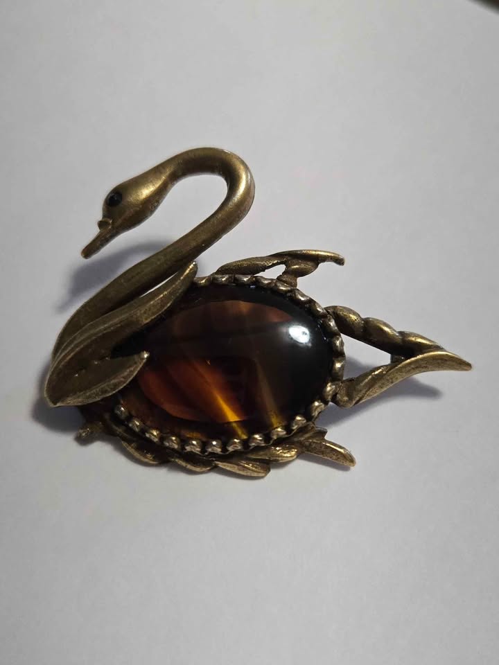 Curved-Neck Swan Pin · Gold-Tone Bird with Brown Inset, additional view — original item photo Curved-Neck Swan Pin · Gold-Tone Bird with Brown Inset, additional view — original item photo